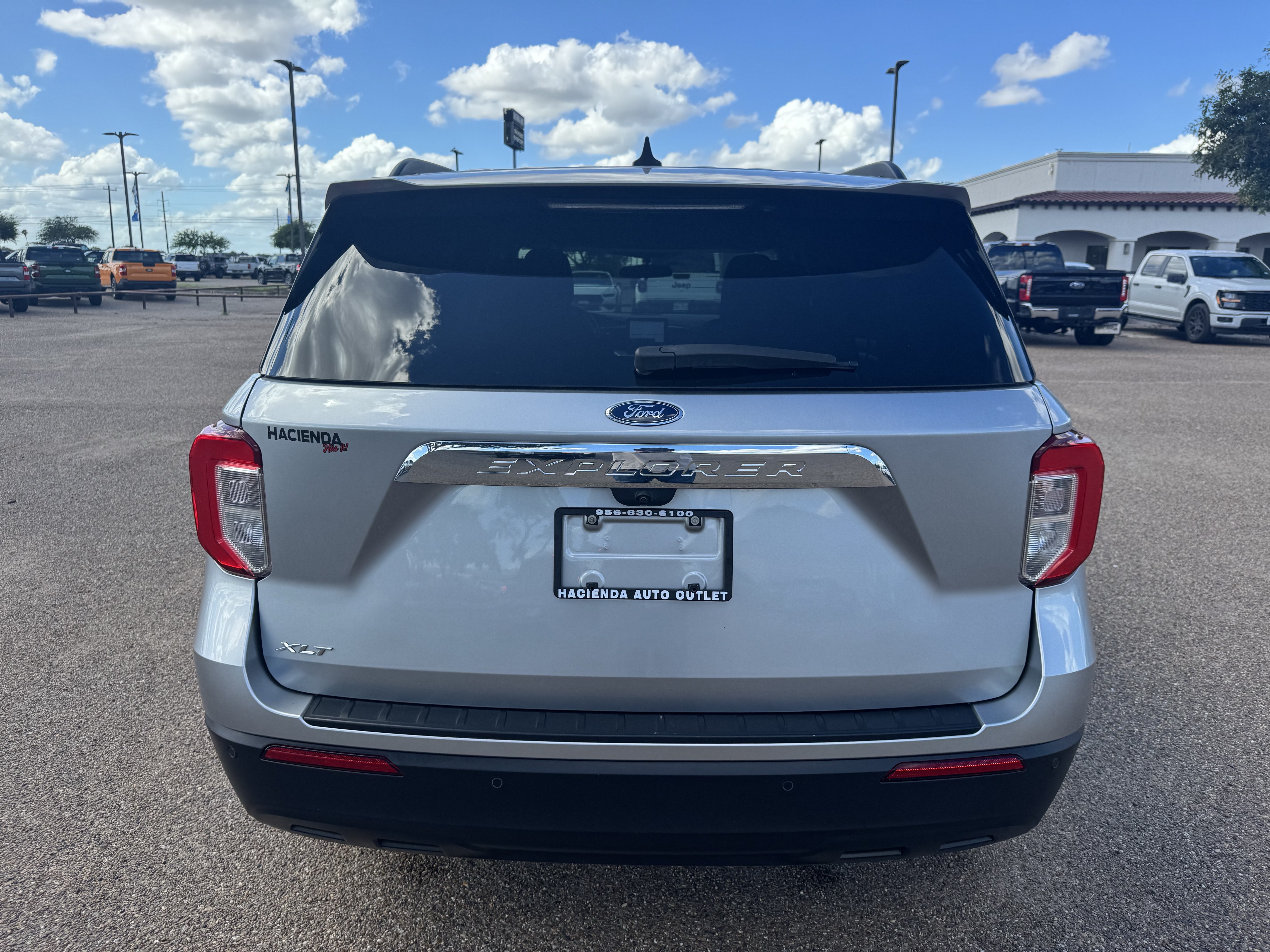 Certified 2024 Ford Explorer XLT RWD image 3