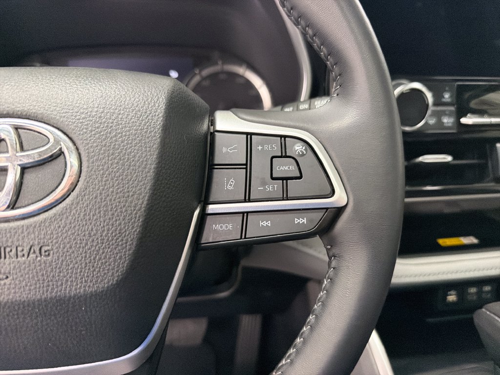 Used 2024 Toyota Highlander XLE FWD image 22