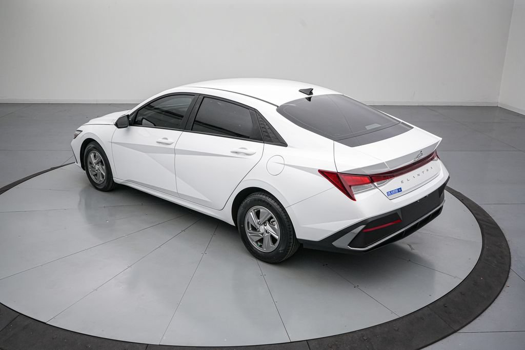 Used 2025 Hyundai Elantra SE FWD image 6
