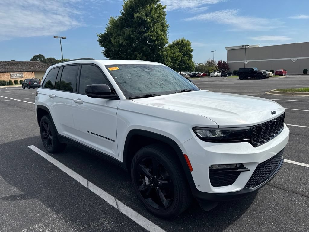 Used 2023 Jeep Grand Cherokee Limited w/ Luxury Tech Group II AWD/4WD image 2