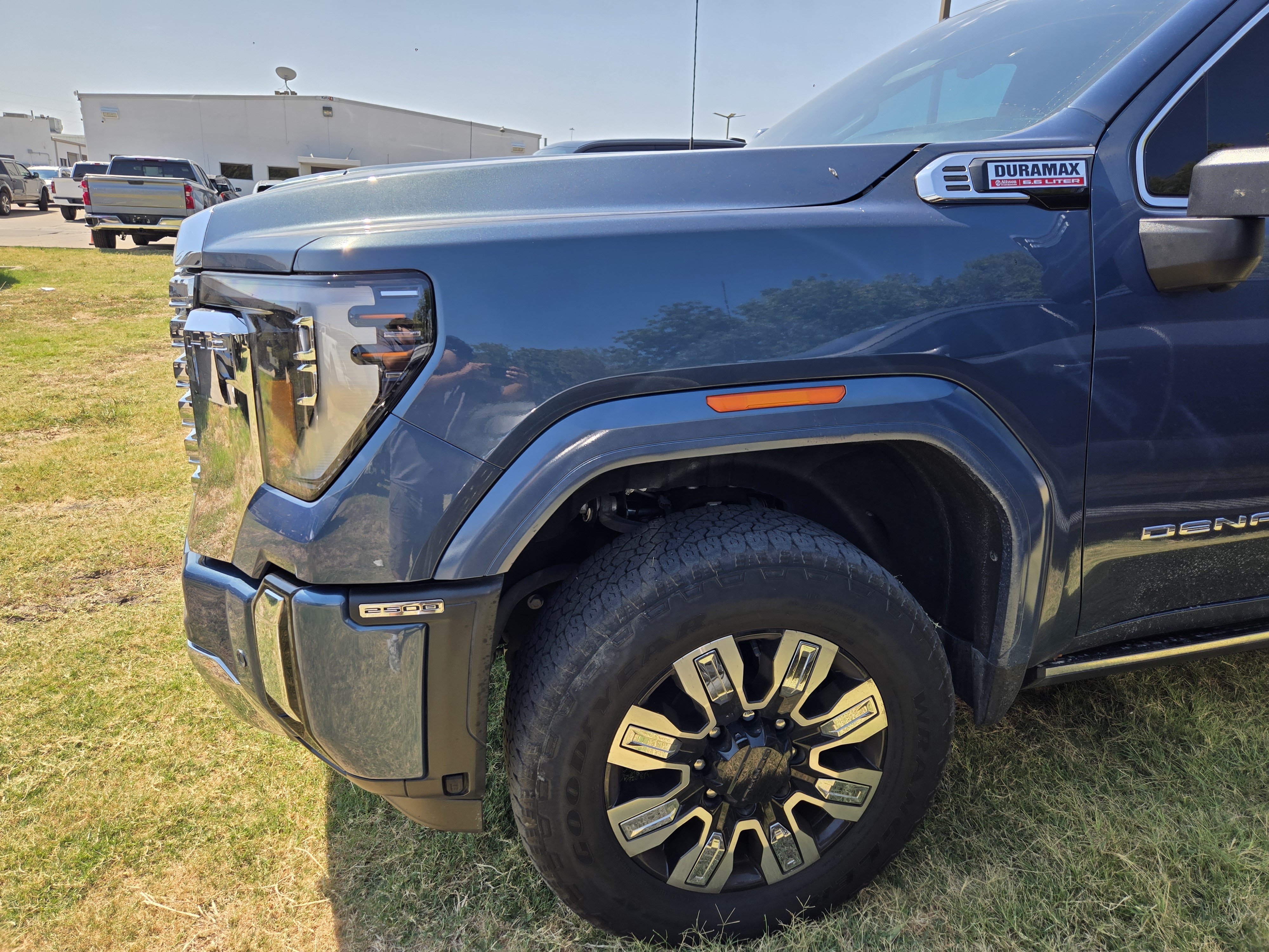 Used 2025 GMC Sierra 2500 Denali w/ Denali Reserve Package AWD/4WD image 8