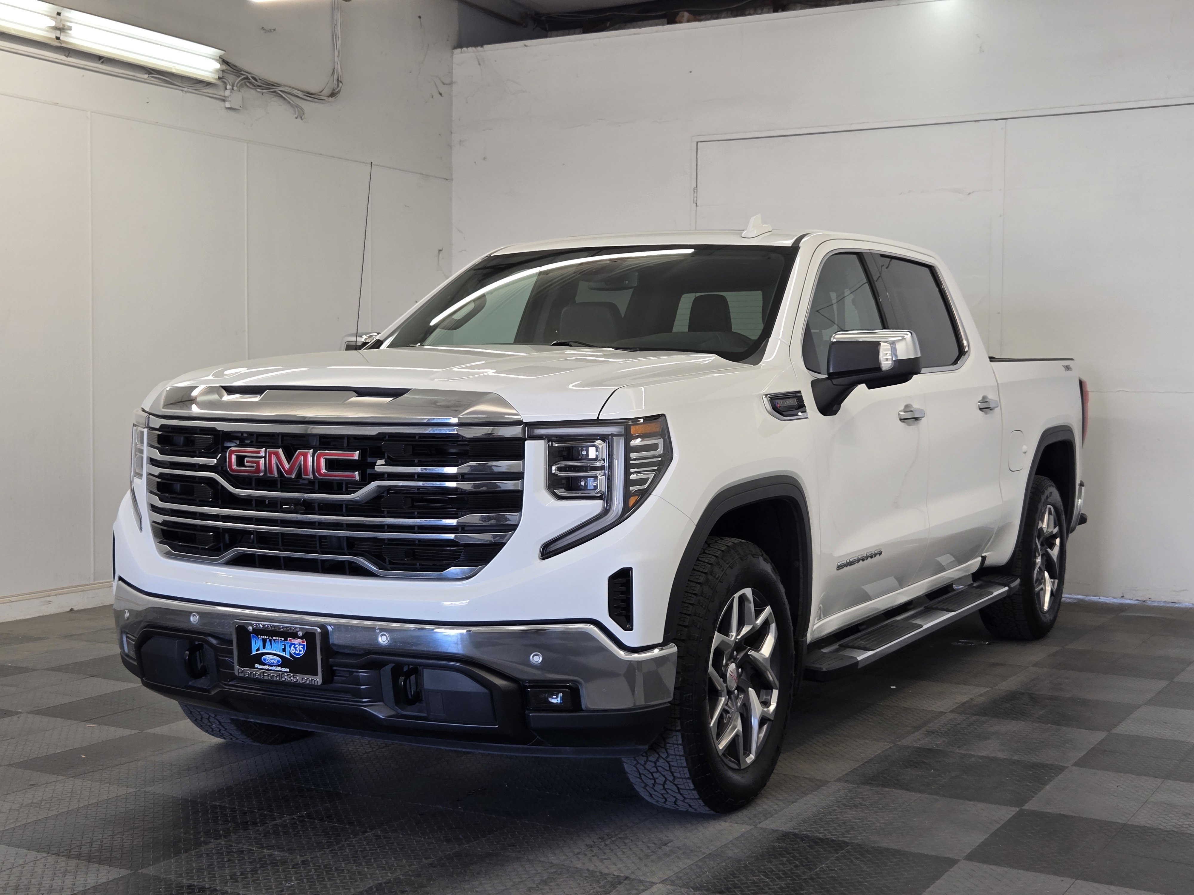 Used 2025 GMC Sierra 1500 SLT AWD/4WD image 4