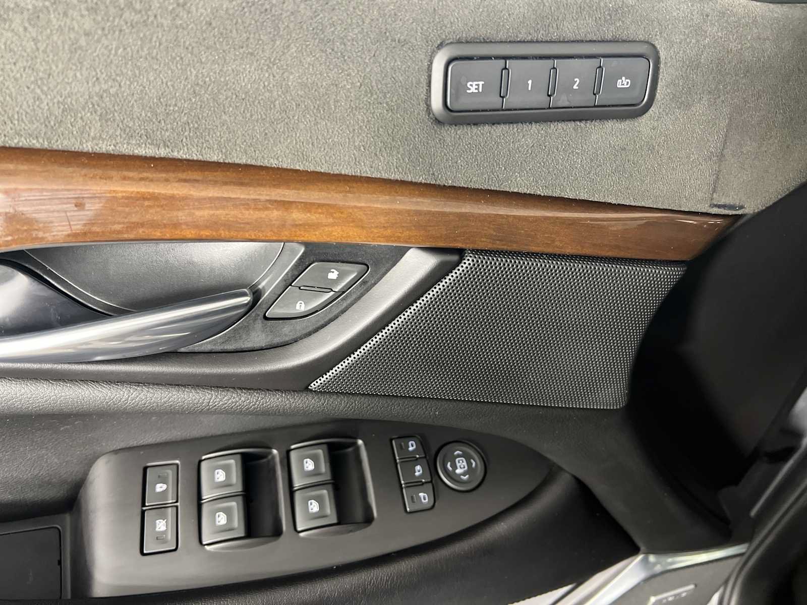 Used 2020 Cadillac Escalade ESV Premium Luxury w/ Escalade Sport Edition RWD image 15