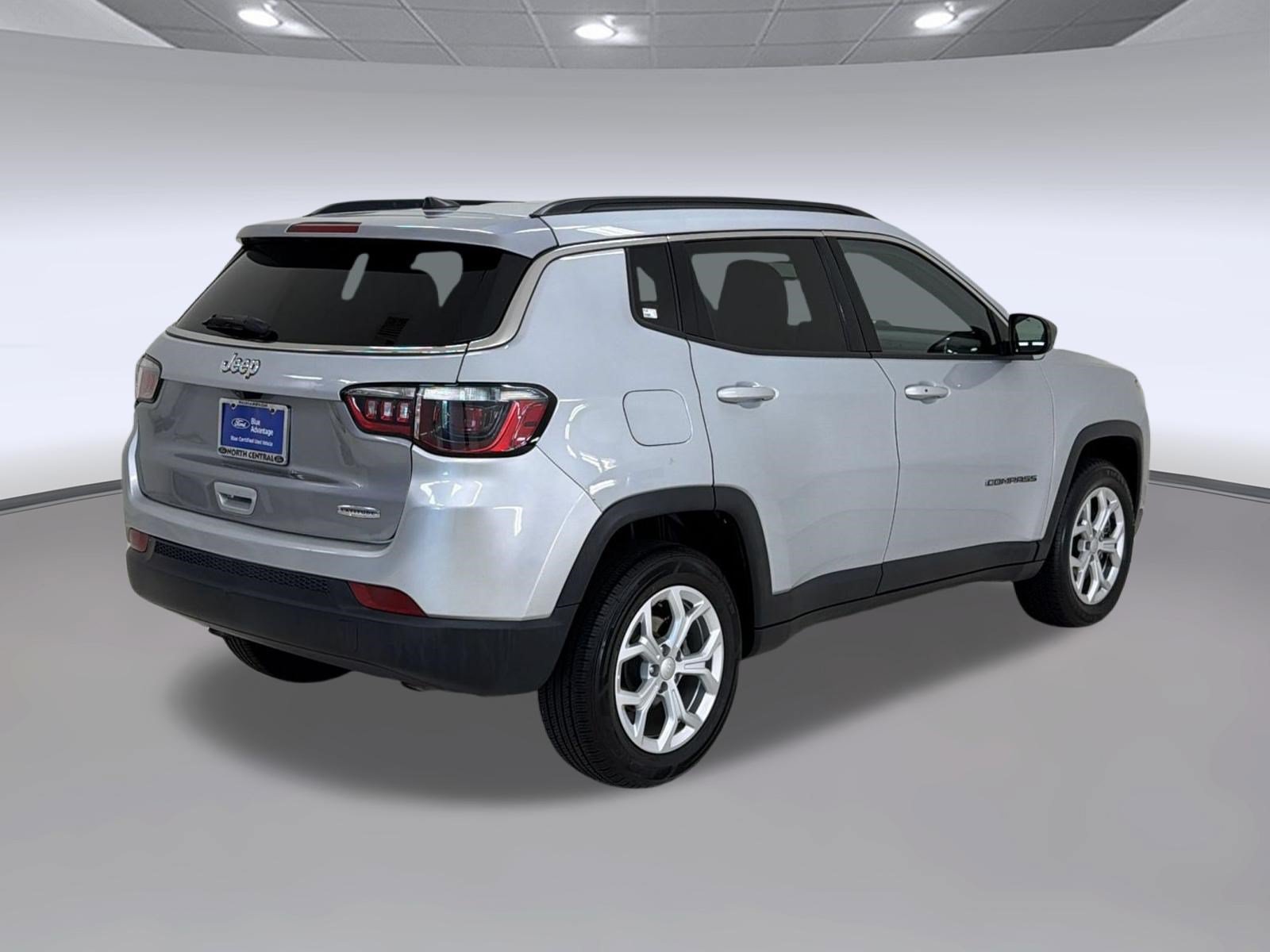 Used 2024 Jeep Compass Latitude AWD/4WD image 9