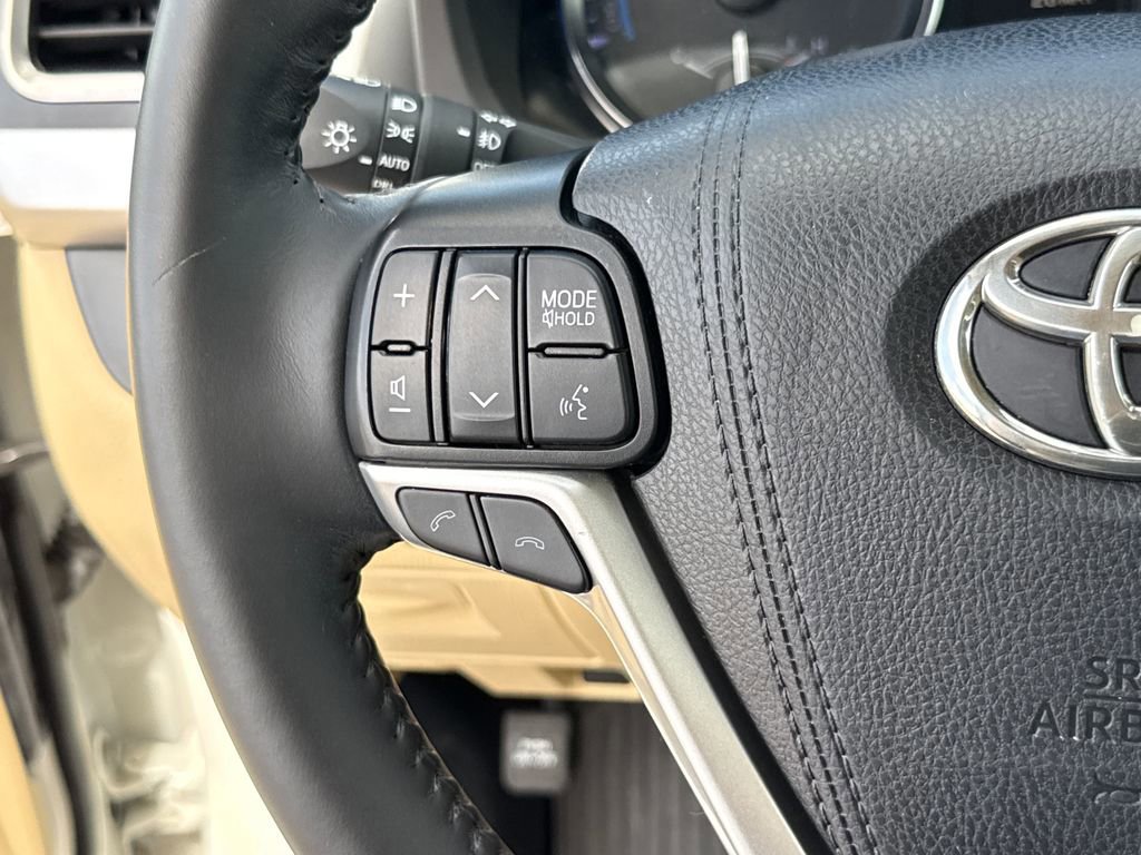 Used 2019 Toyota Highlander XLE AWD/4WD image 16