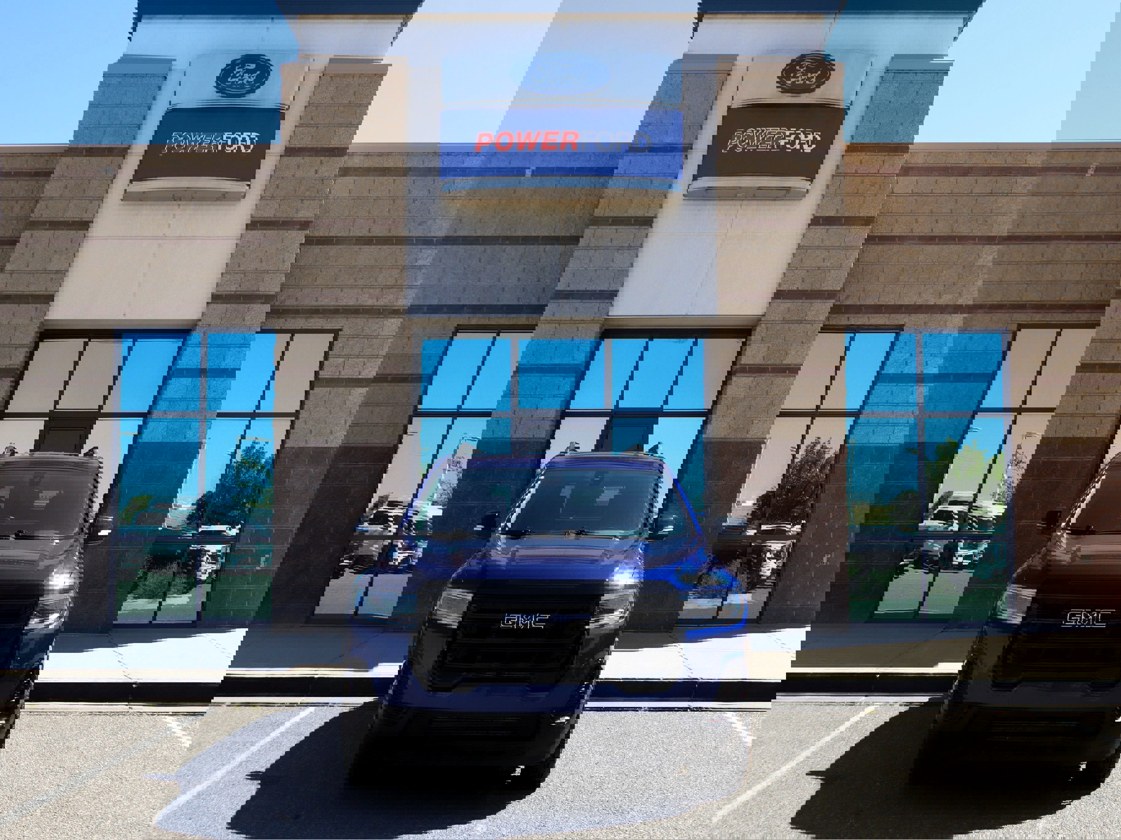 Used 2023 GMC Acadia SLE w/ Driver Convenience Package image 8