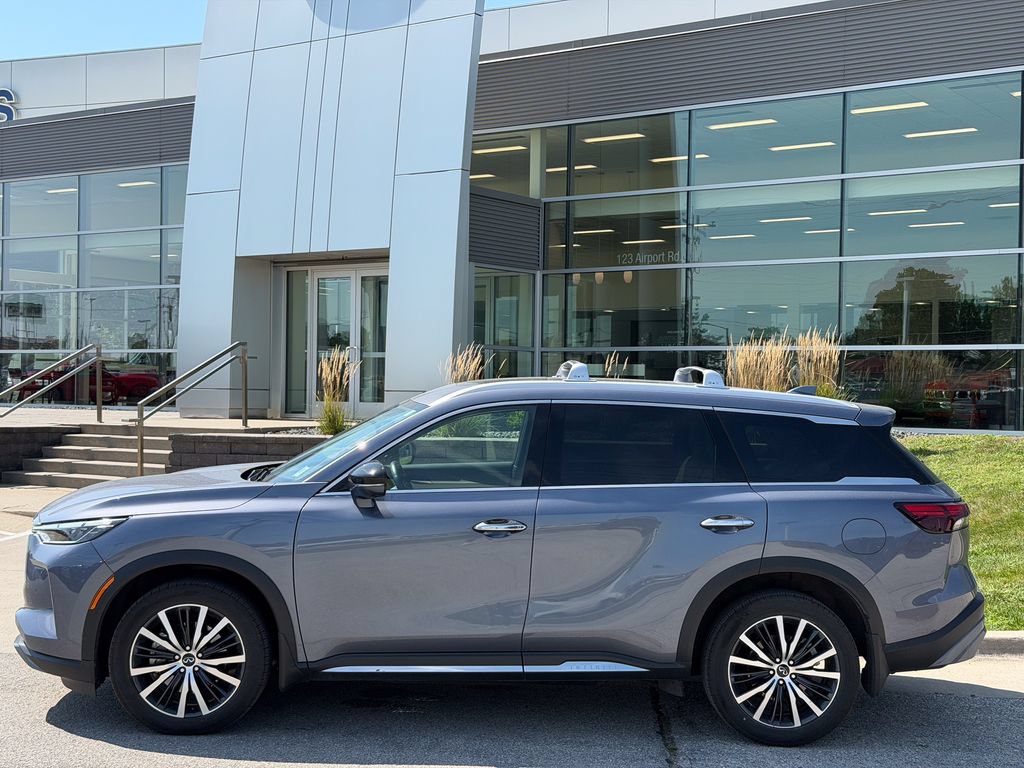 Used 2023 INFINITI QX60 Sensory w/ Vision Package AWD/4WD image 3