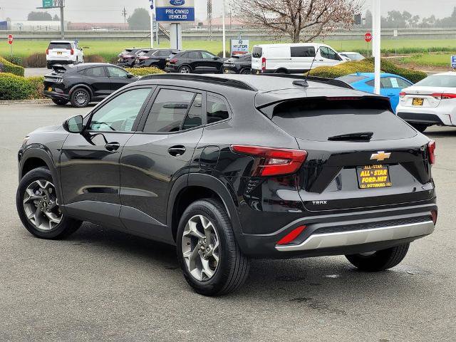 Used 2025 Chevrolet Trax LT w/ LT Convenience Package image 3