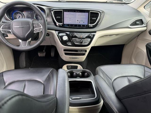 Used 2024 Chrysler Pacifica Touring-L FWD image 12