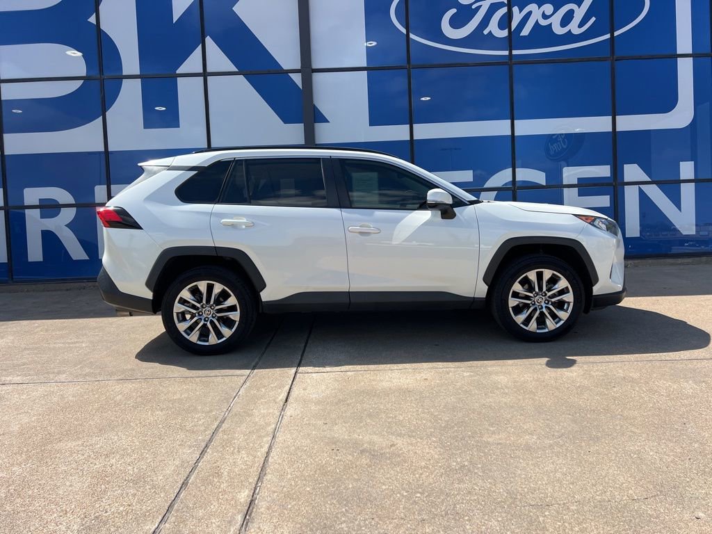 Used 2021 Toyota RAV4 XLE Premium image 9