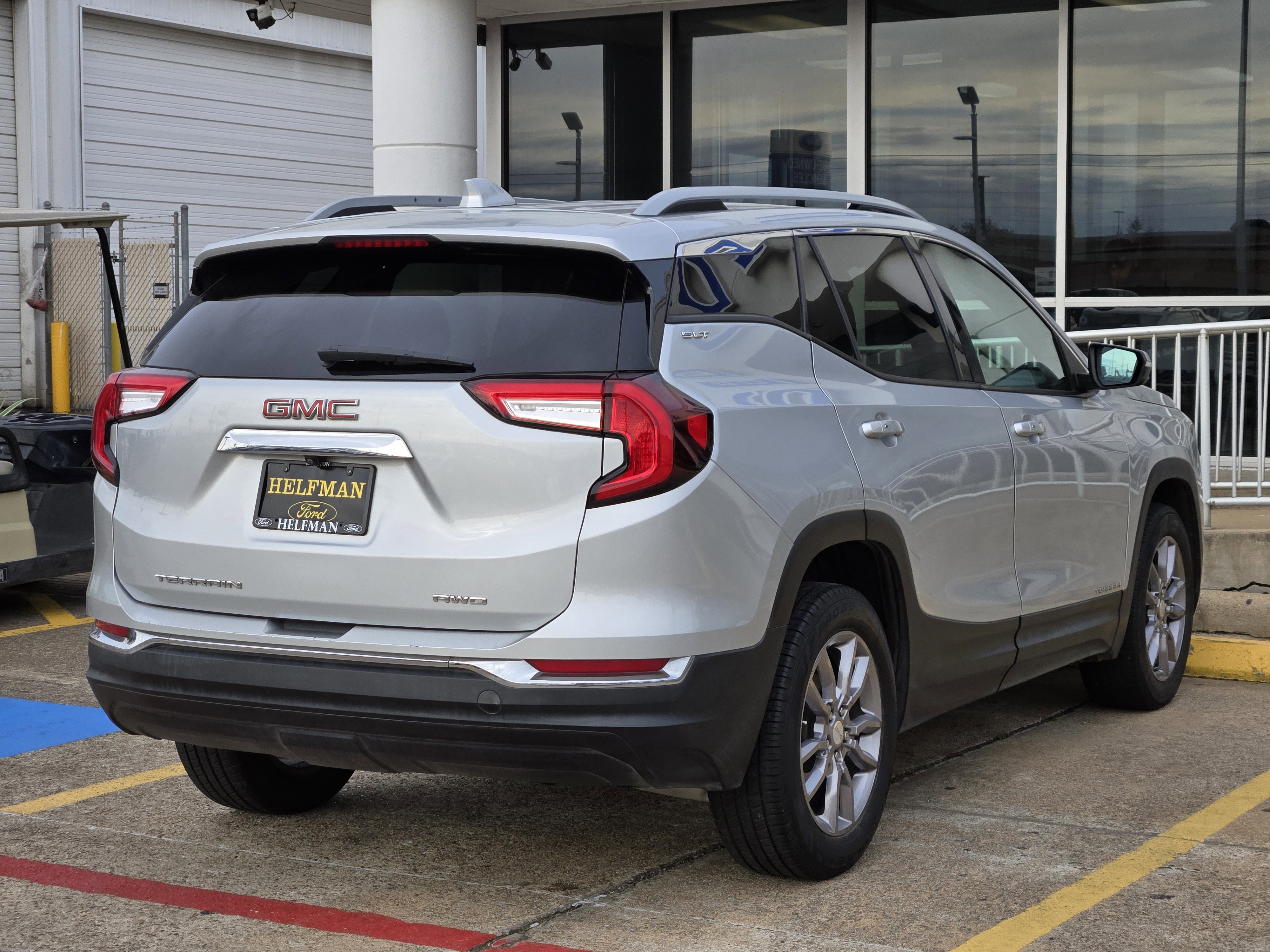 Used 2022 GMC Terrain SLT image 3