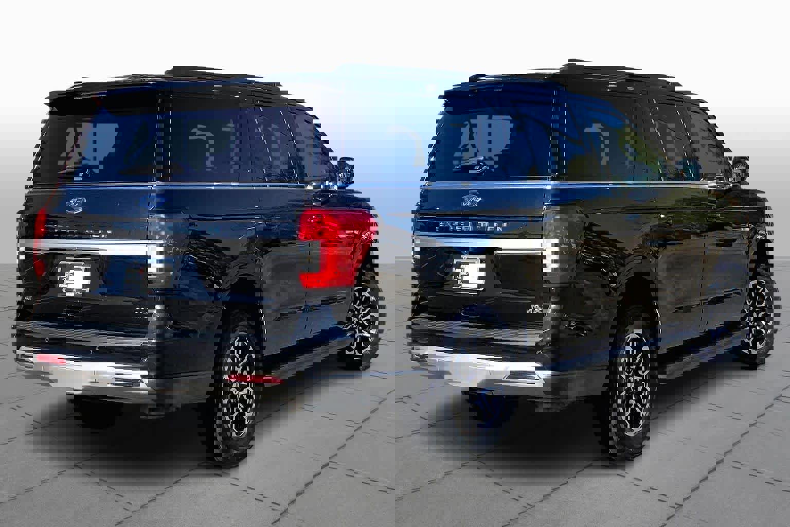 Certified 2024 Ford Expedition Max XLT image 4