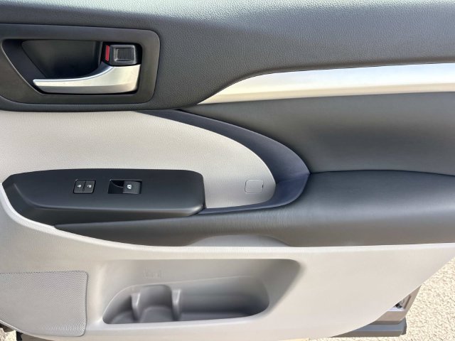 Used 2019 Toyota Highlander XLE FWD image 24