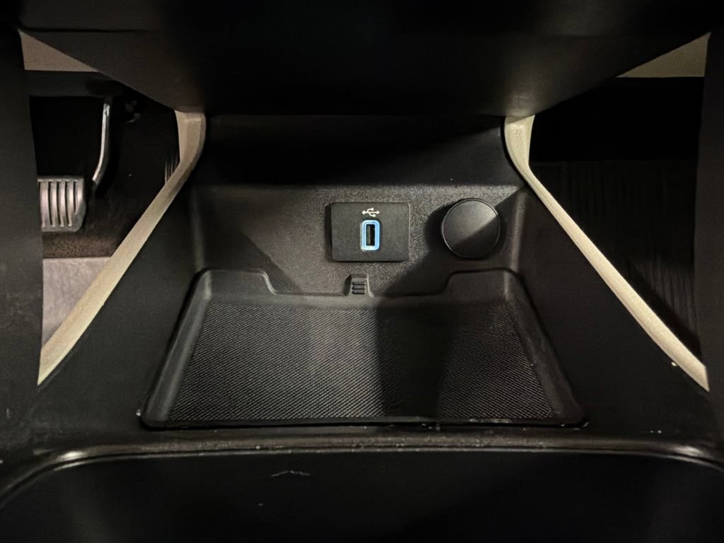 Certified 2018 Ford Fusion SE w/ Fusion SE Technology Package FWD image 14