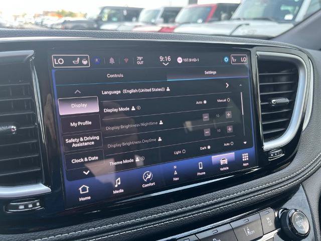 Used 2025 Chrysler Pacifica Limited FWD image 36