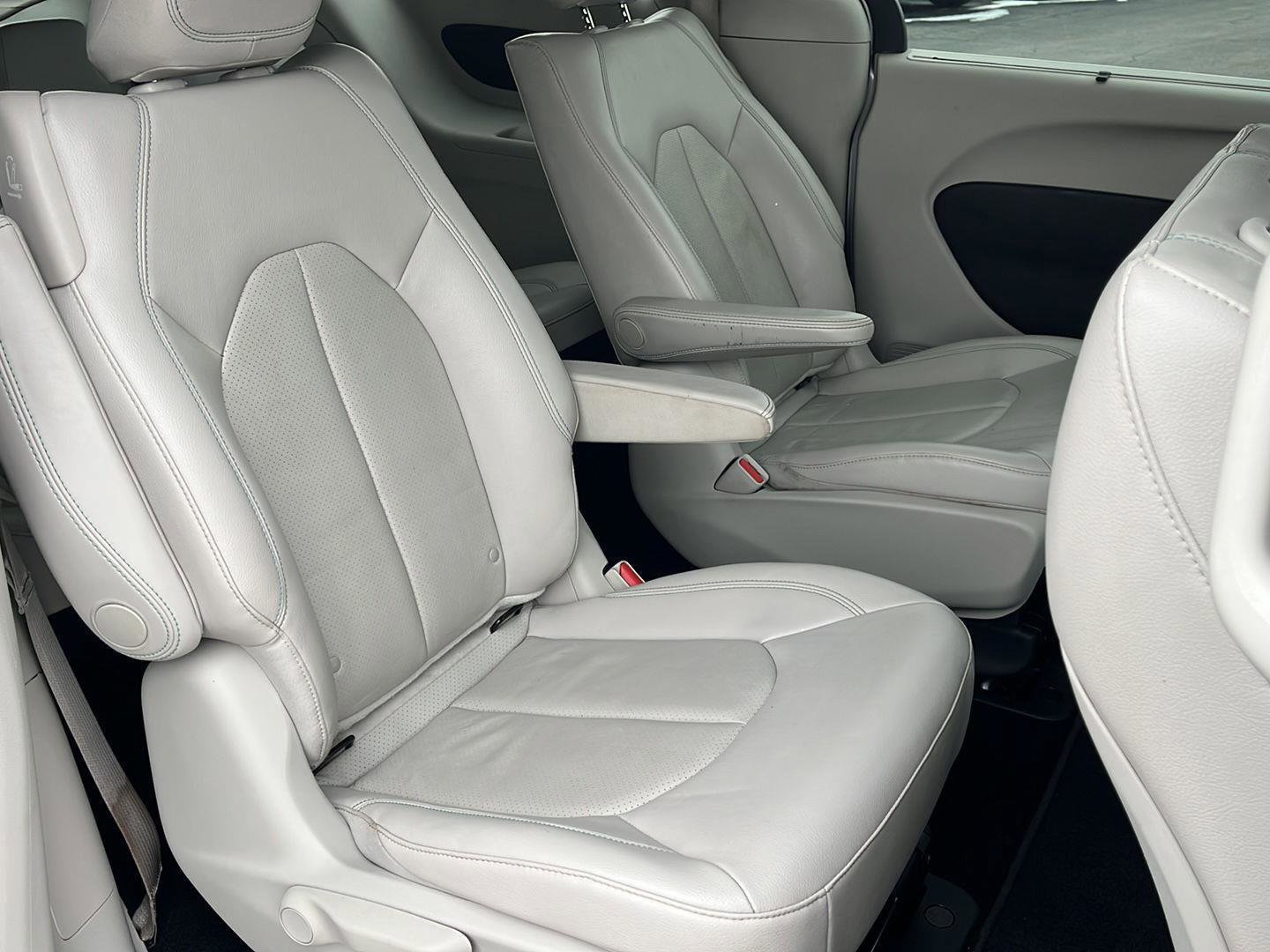 Used 2018 Chrysler Pacifica Touring-L image 15