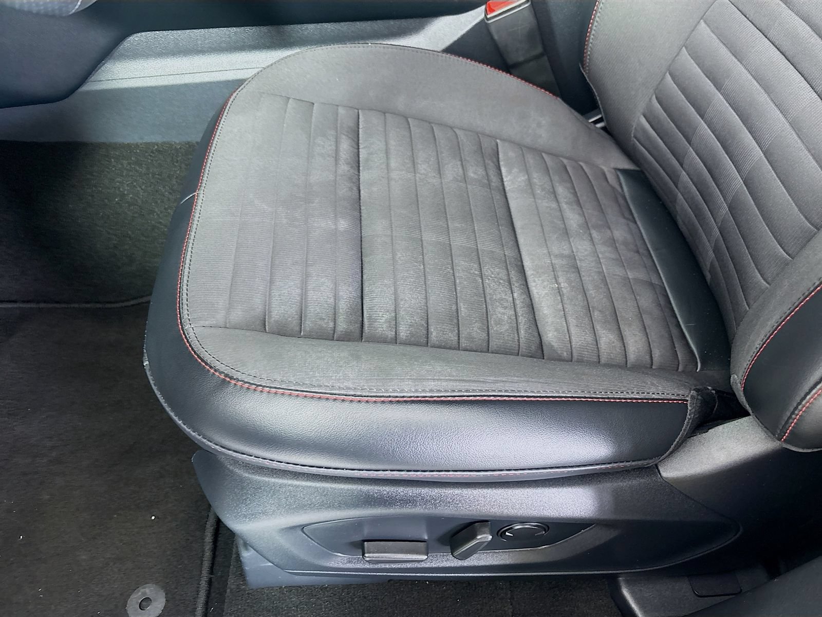 Certified 2025 Ford Explorer ST-Line w/ ST-Line Street Pack AWD/4WD image 19