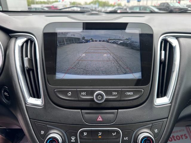 Used 2018 Chevrolet Malibu Premier w/ Premier Sun and Wheel Package FWD image 15