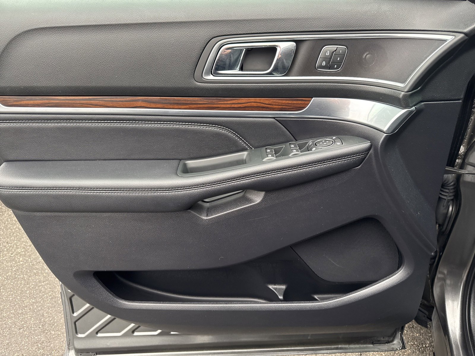 Certified 2019 Ford Explorer Limited w/ Ford Safe & Smart Package image 39