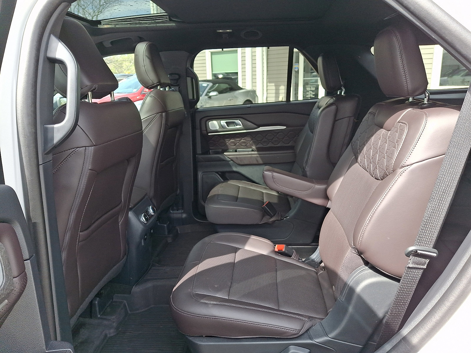 Certified 2025 Ford Explorer Platinum w/ LUX Leather Package image 11