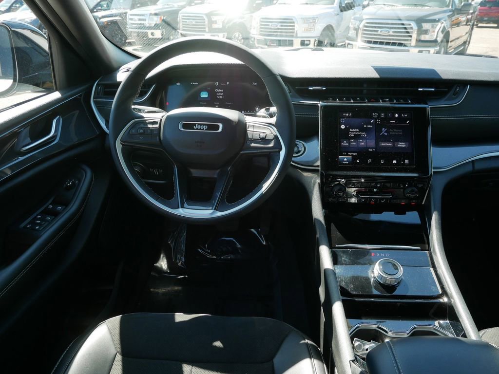 Used 2023 Jeep Grand Cherokee Altitude AWD/4WD image 11