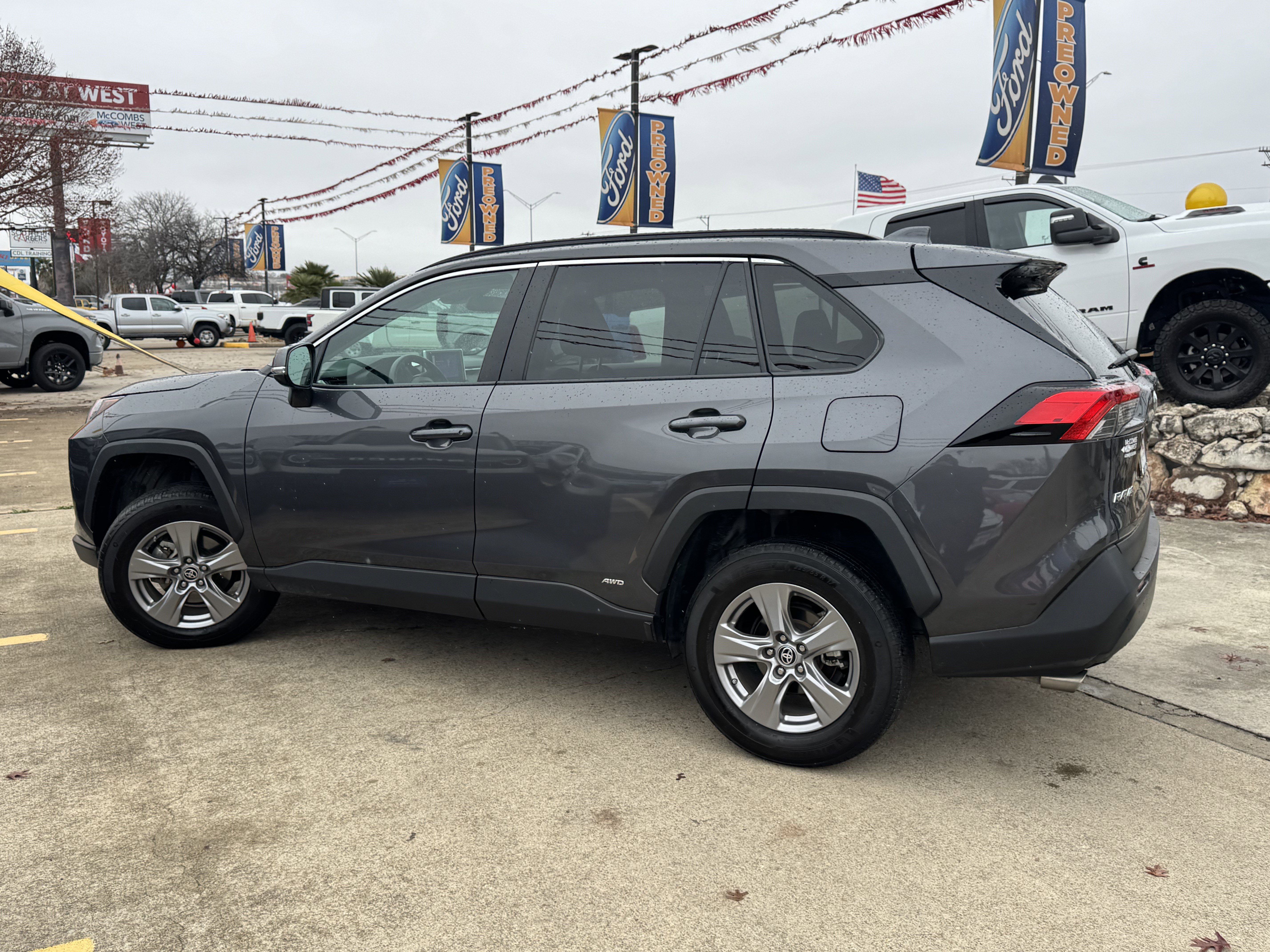 Used 2024 Toyota RAV4 LE image 9
