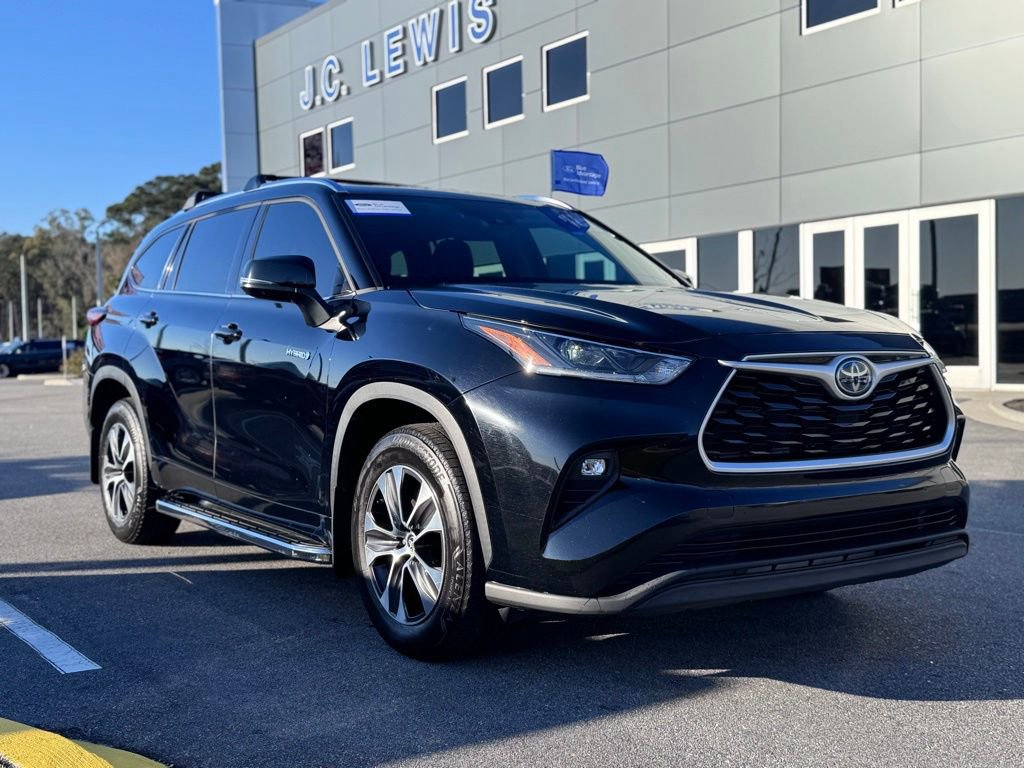 Used 2021 Toyota Highlander XLE image 1