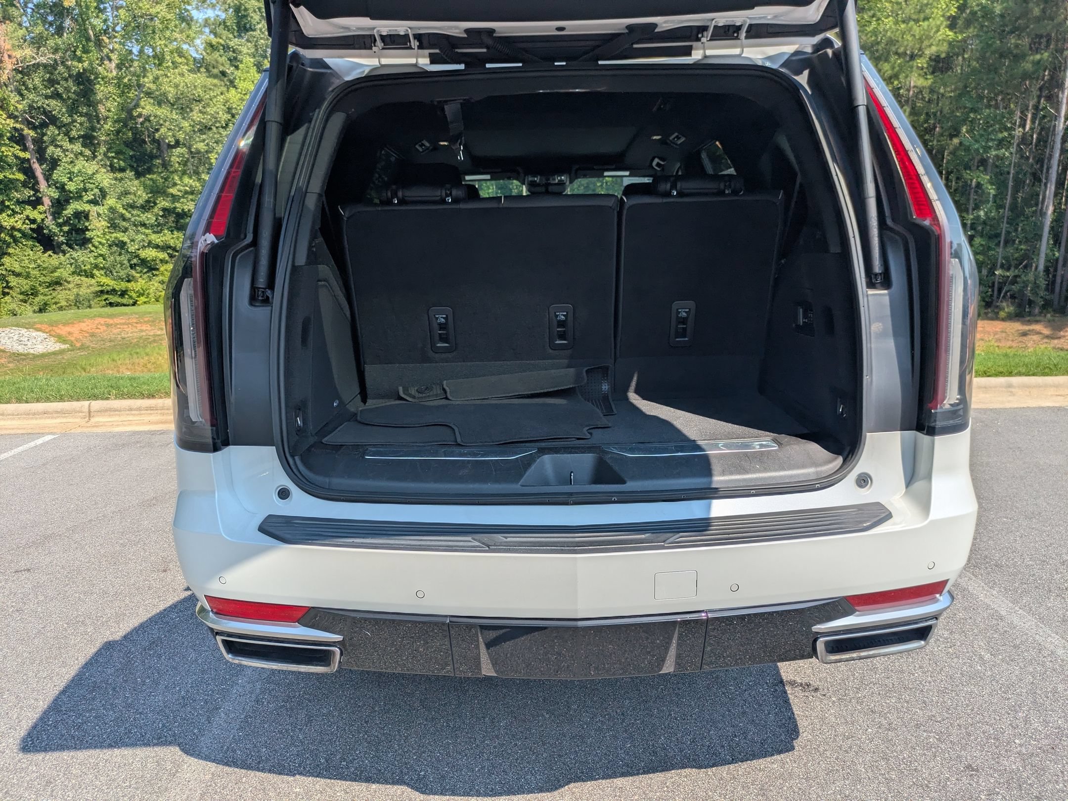 Used 2023 Cadillac Escalade Premium Luxury AWD/4WD image 35