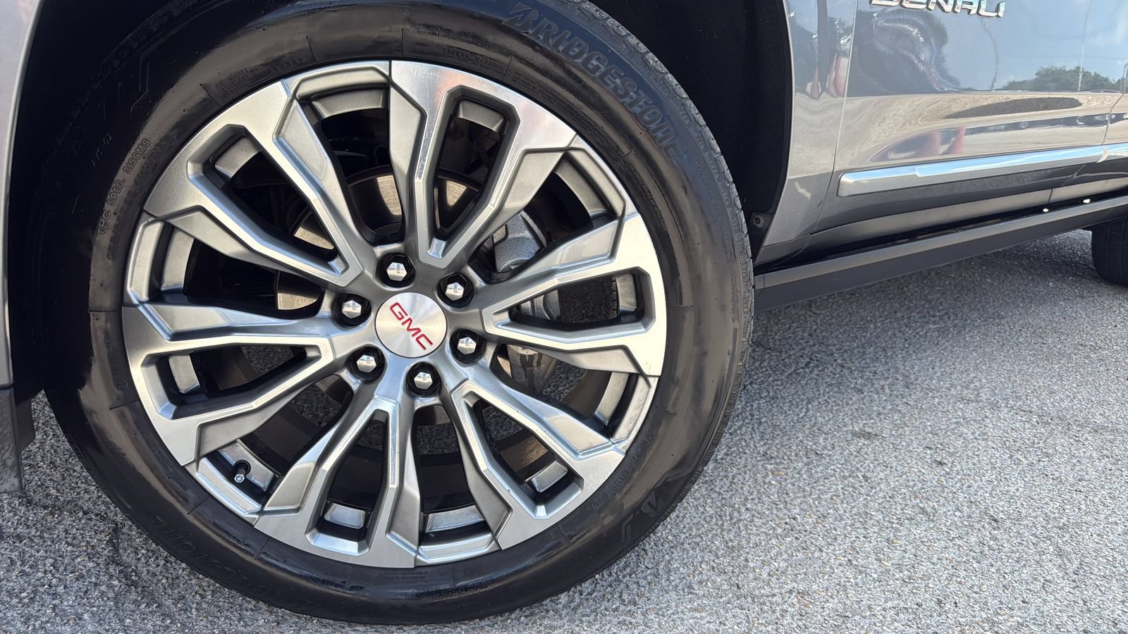 Used 2021 GMC Yukon Denali w/ Denali Premium Package AWD/4WD image 30