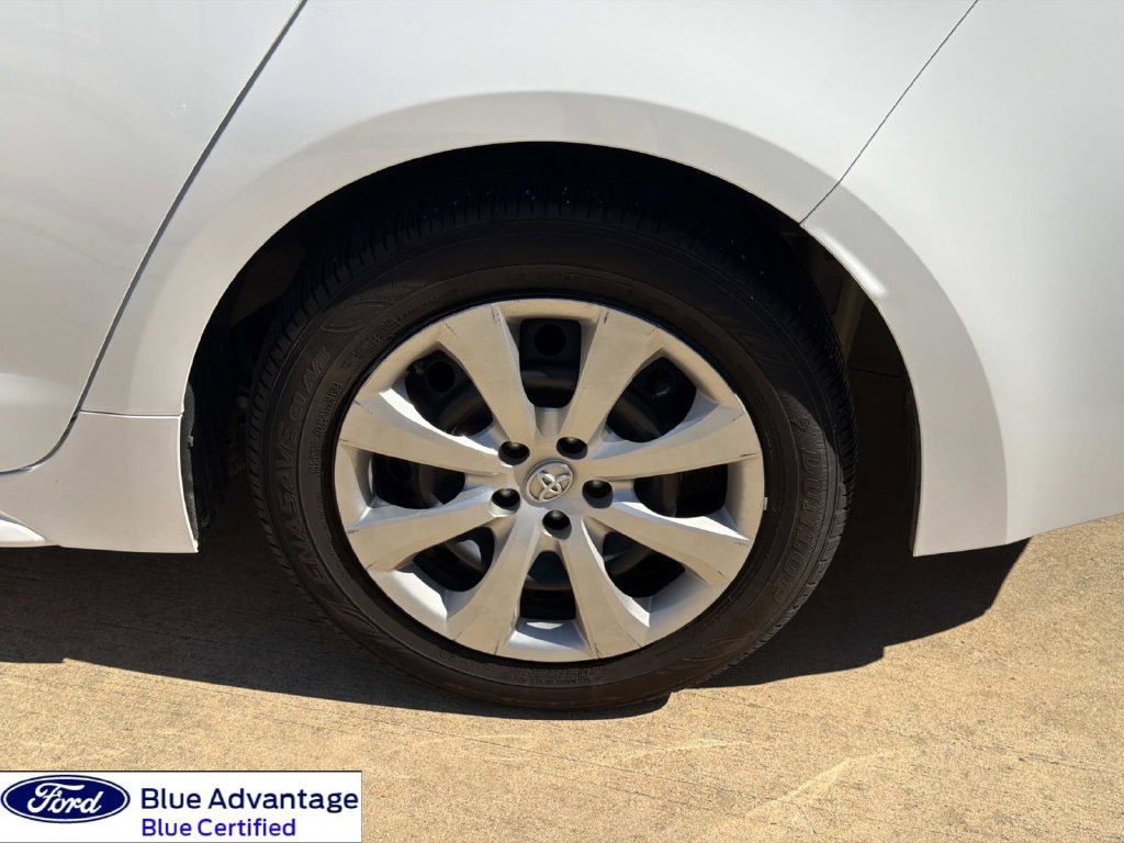 Used 2025 Toyota Corolla LE FWD image 5