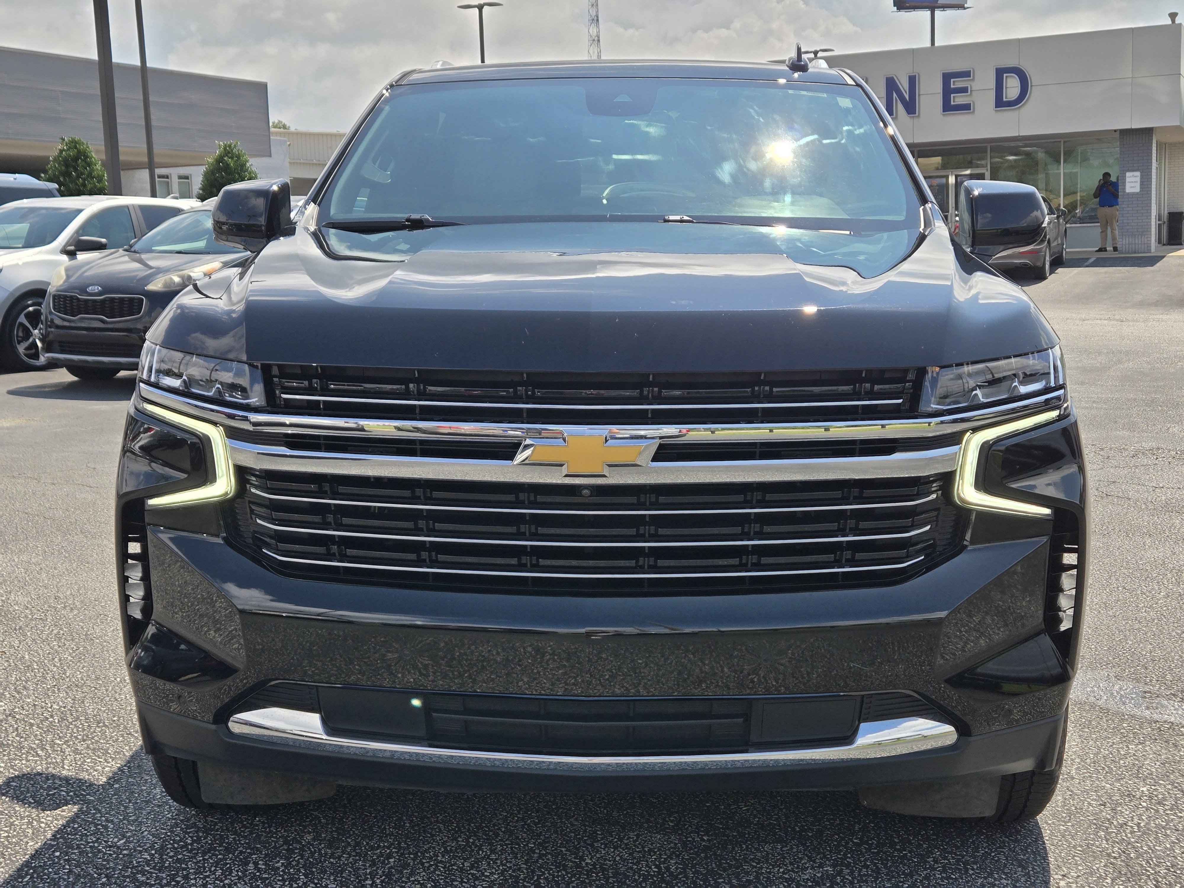 Used 2024 Chevrolet Suburban LT w/ Luxury Package RWD image 3