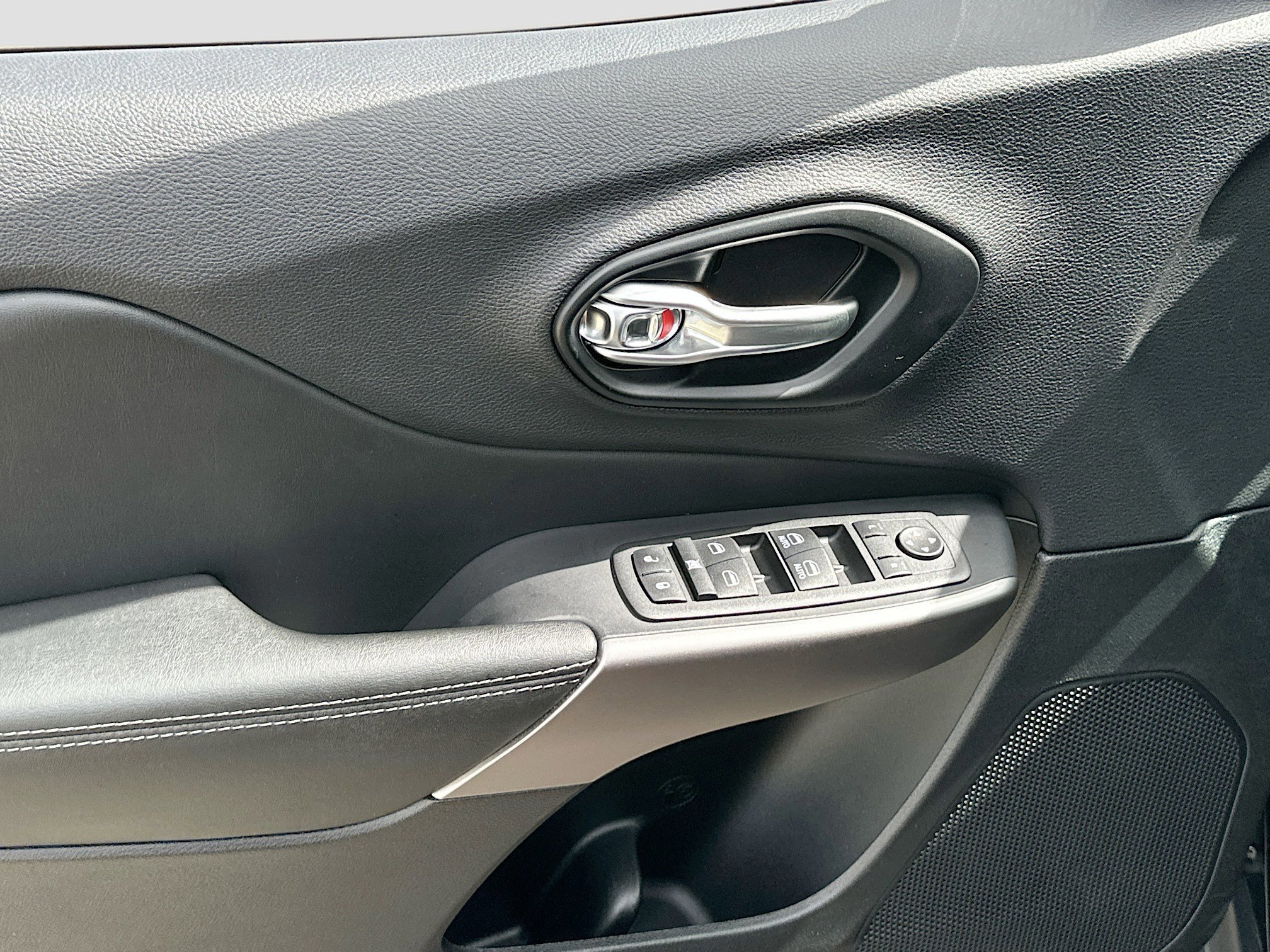 Used 2022 Jeep Cherokee Latitude Lux w/ Mopar Interior Package FWD image 17