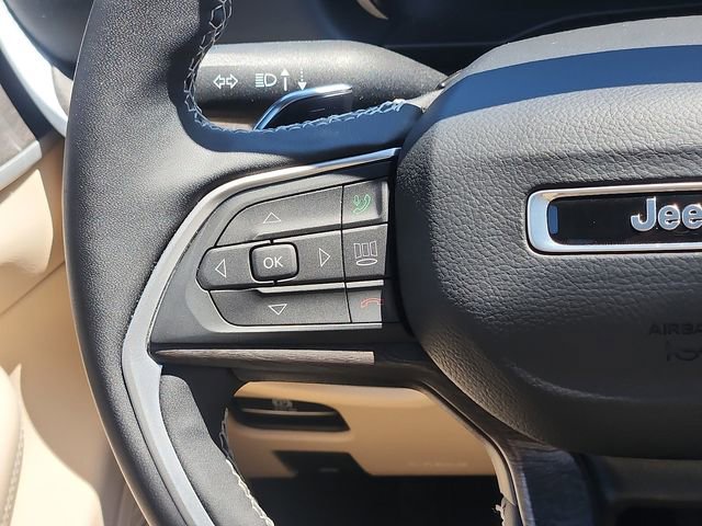 Used 2025 Jeep Grand Cherokee Limited w/ Luxury Tech Group II AWD/4WD image 14