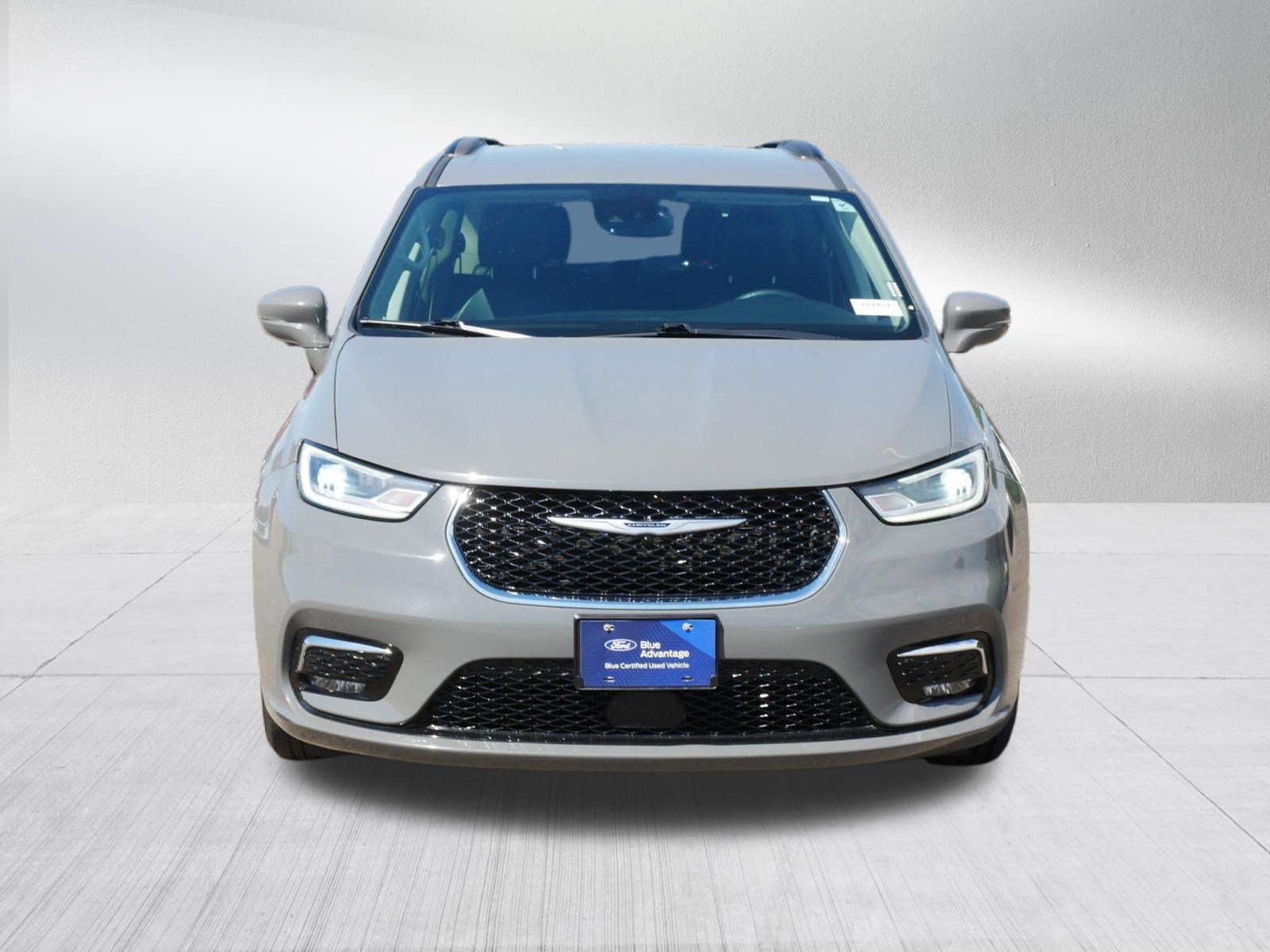 Used 2022 Chrysler Pacifica Touring-L FWD image 2