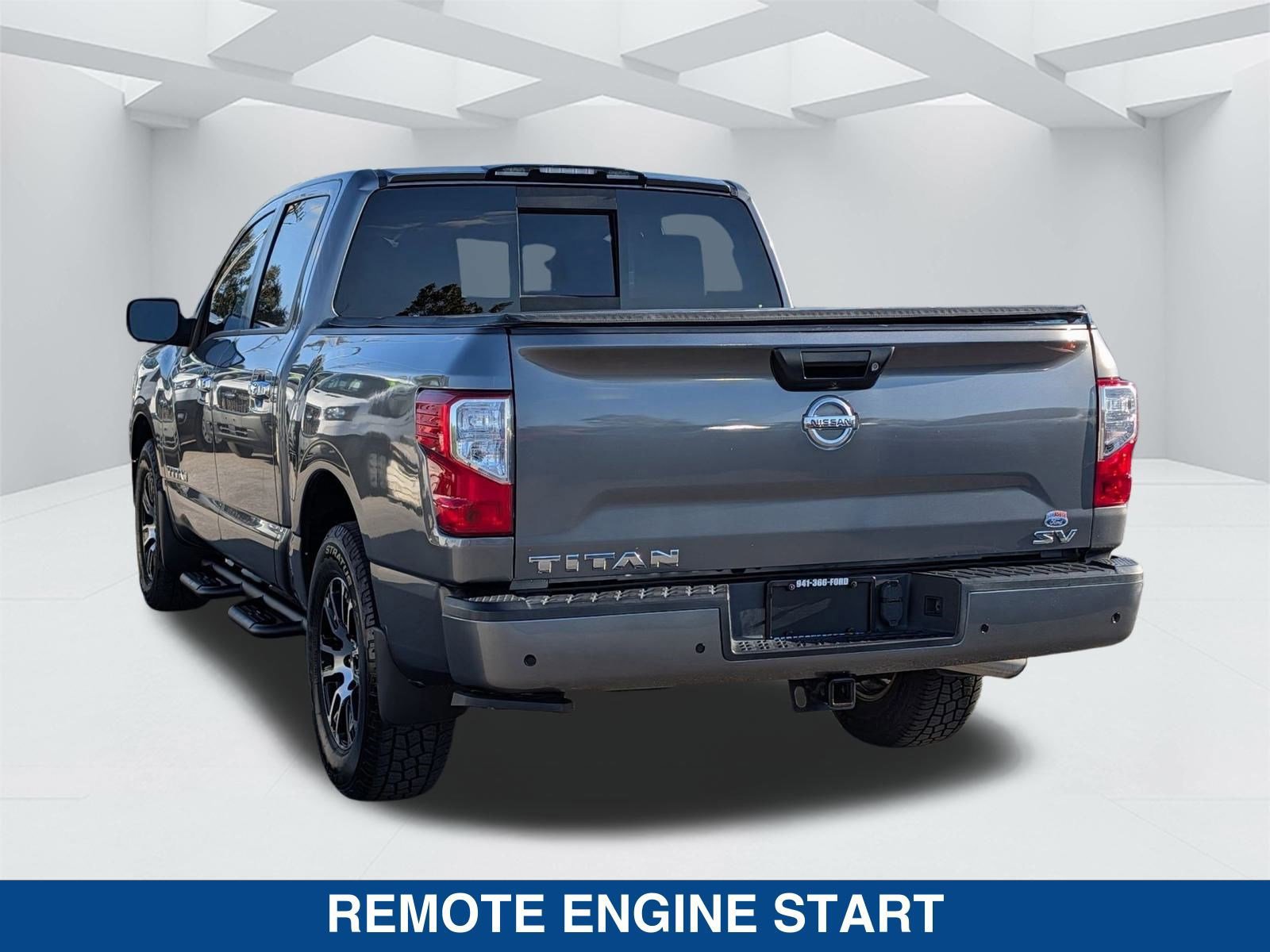 Used 2021 Nissan Titan SV w/ SV Convenience Package image 2