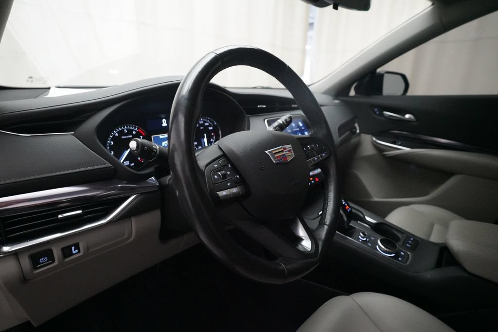 Used 2022 Cadillac XT4 Luxury w/ Cold Weather Package AWD/4WD image 8