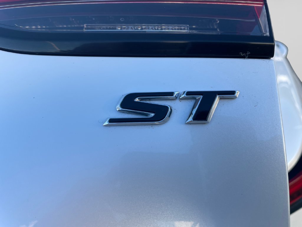 Used 2023 Buick Envision Essence w/ Sport Touring Package AWD/4WD image 18