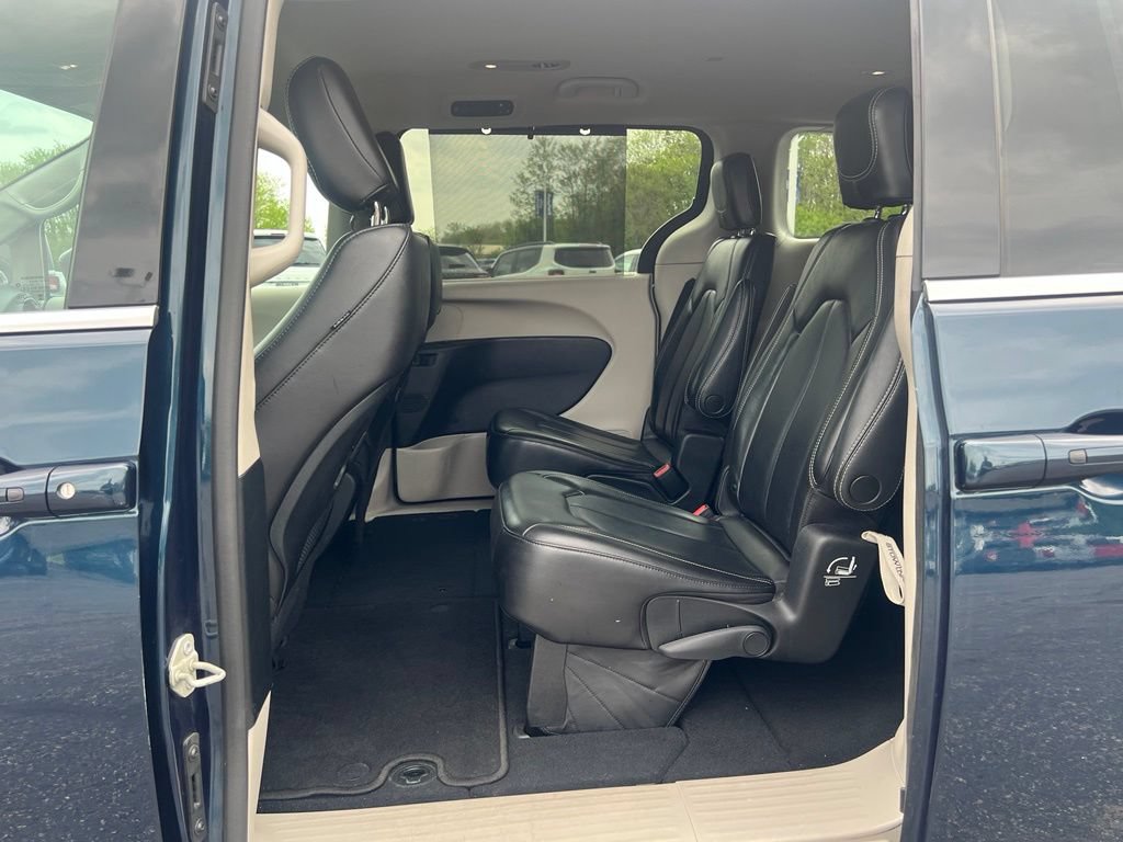Used 2023 Chrysler Pacifica Touring-L FWD image 34