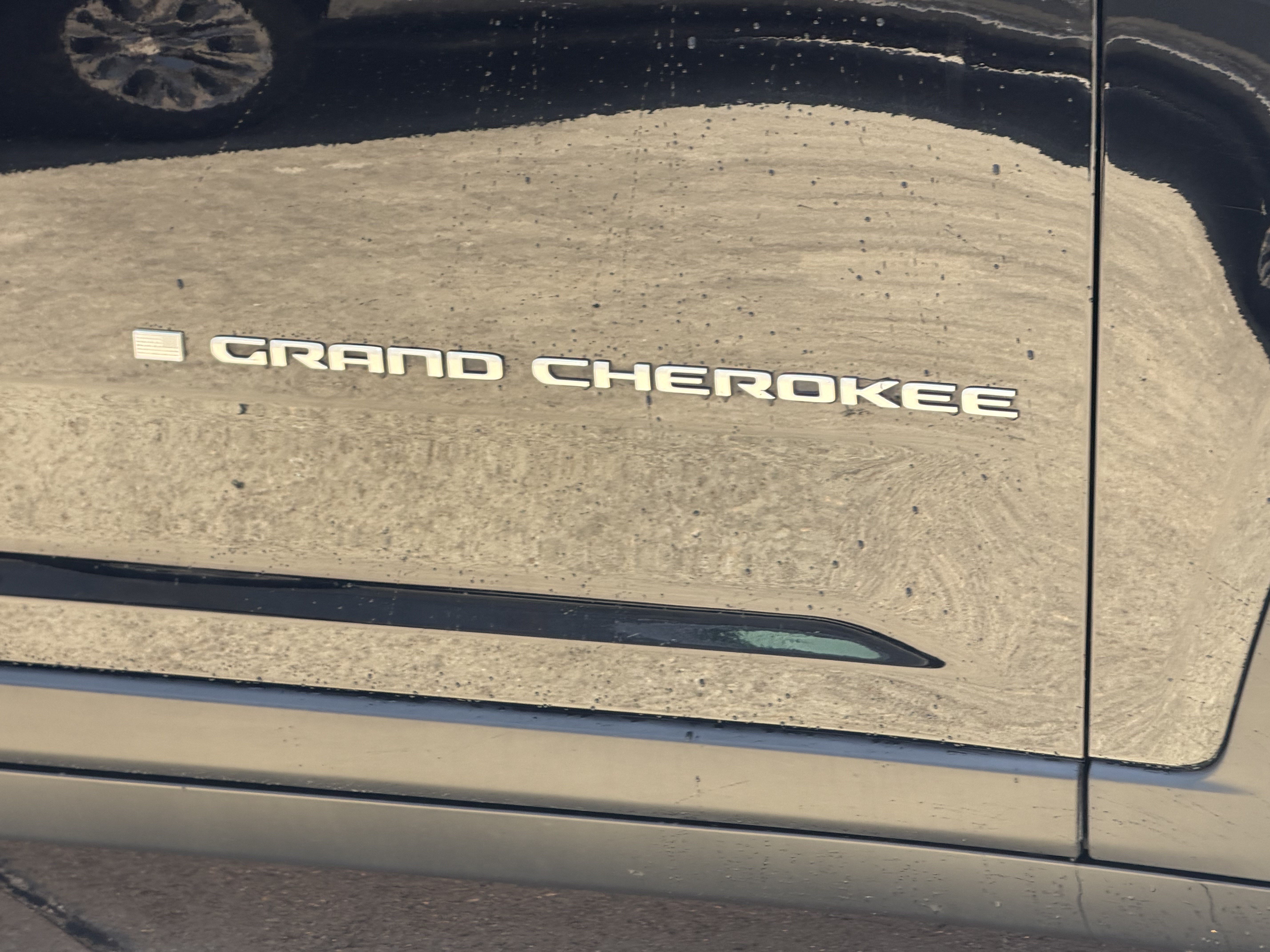 Used 2025 Jeep Grand Cherokee Laredo RWD image 4