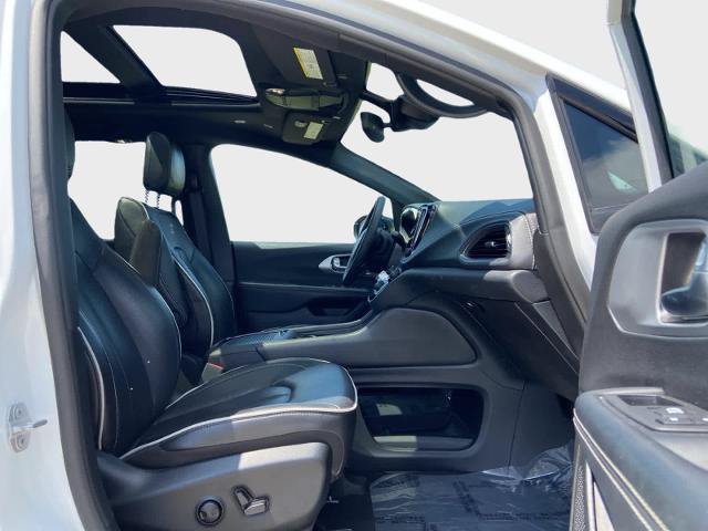 Used 2025 Chrysler Pacifica Limited FWD image 19
