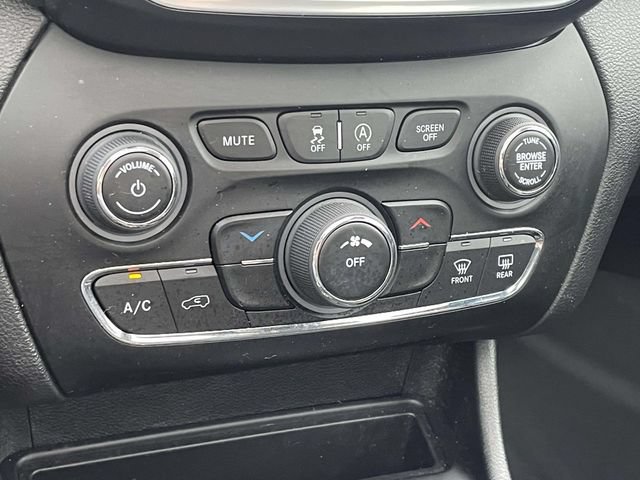 Used 2021 Jeep Cherokee Latitude Plus w/ Sun & Sound Group FWD image 28
