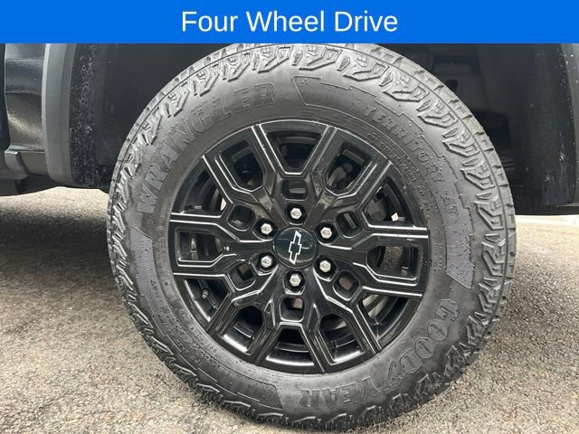 Used 2024 Chevrolet Colorado Trail Boss w/ Advanced Trailering Package AWD/4WD image 3