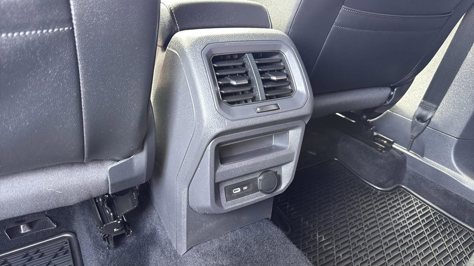 Used 2021 Volkswagen Tiguan SEL Premium R-Line image 28