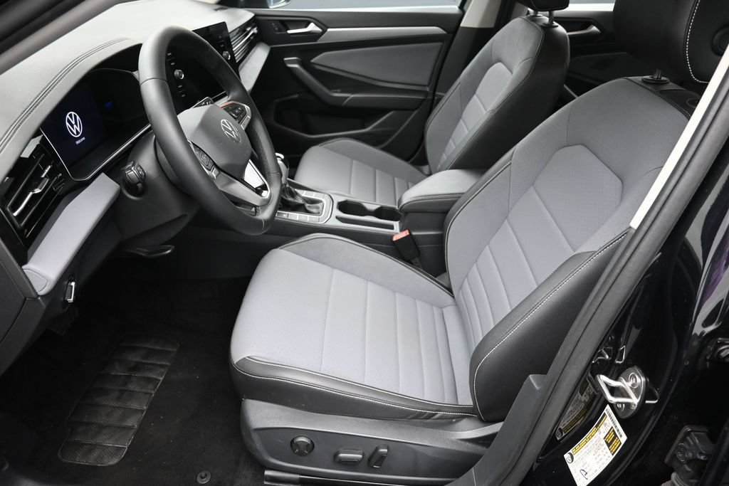 Used 2025 Volkswagen Jetta SE FWD image 19