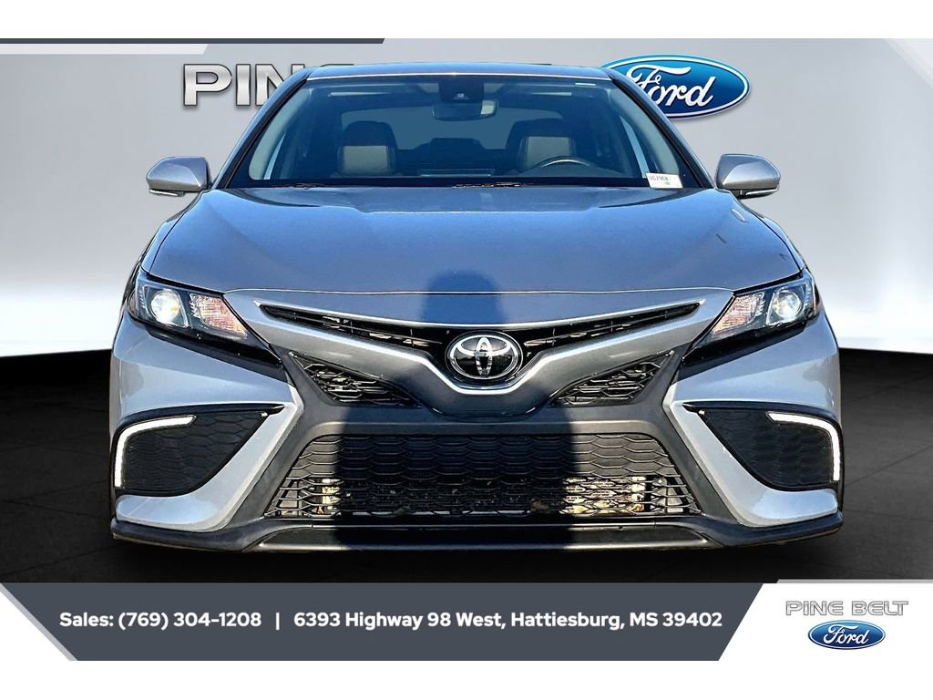 Used 2022 Toyota Camry SE FWD image 3