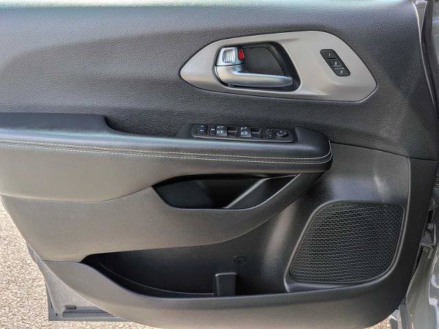 Used 2025 Chrysler Pacifica Select FWD image 15