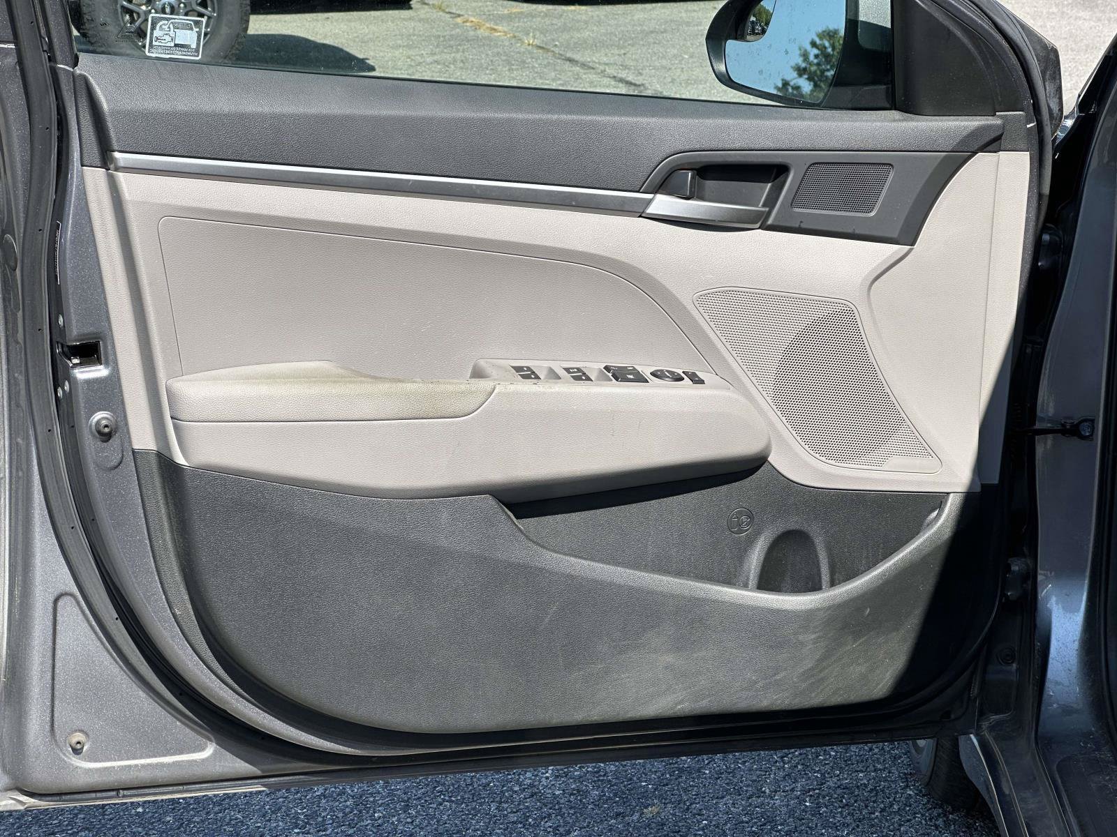Used 2019 Hyundai Elantra SE FWD image 8
