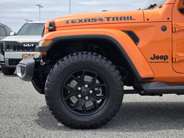 Used 2025 Jeep Gladiator Sport AWD/4WD image 9