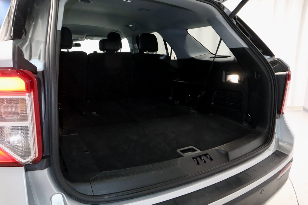 Certified 2022 Ford Explorer XLT w/ Equipment Group 202A image 13