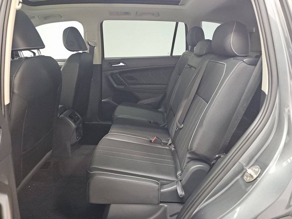 Used 2023 Volkswagen Tiguan SE w/ Panoramic Sunroof Package image 4